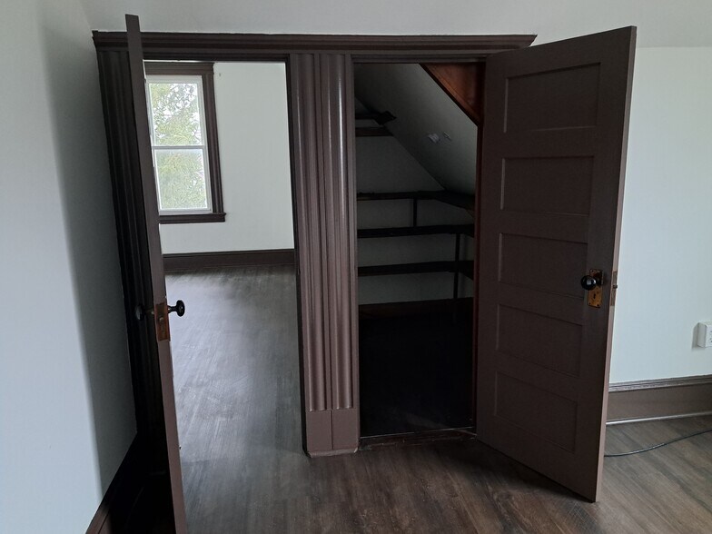 Building Photo - 261 Maple St