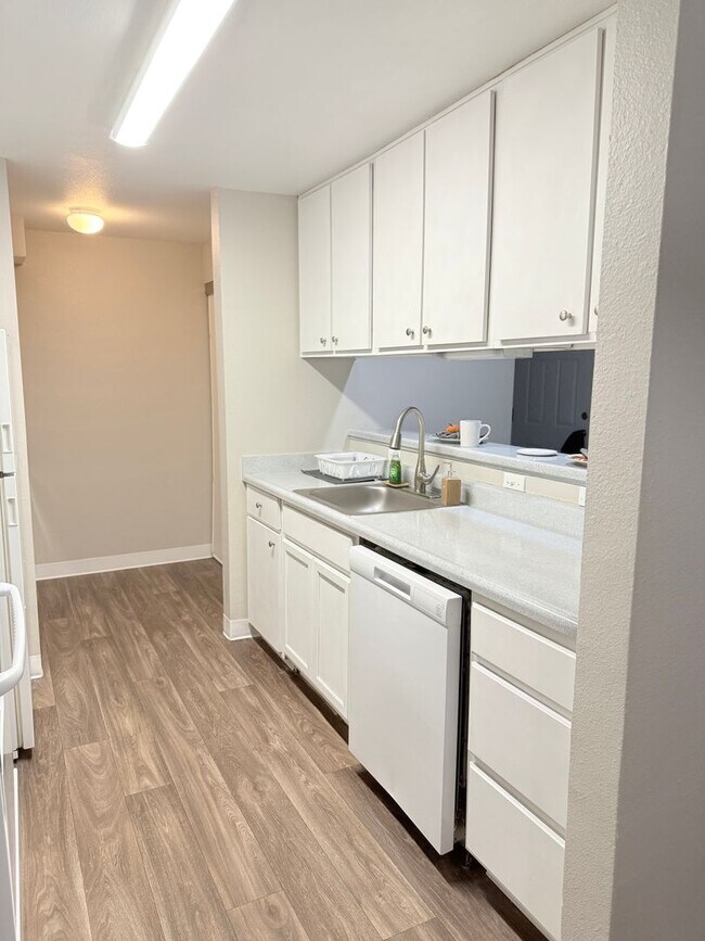 Building Photo - Top-Floor Living Starts Here! Apply by 7/11 get ONE MONTH FREE
