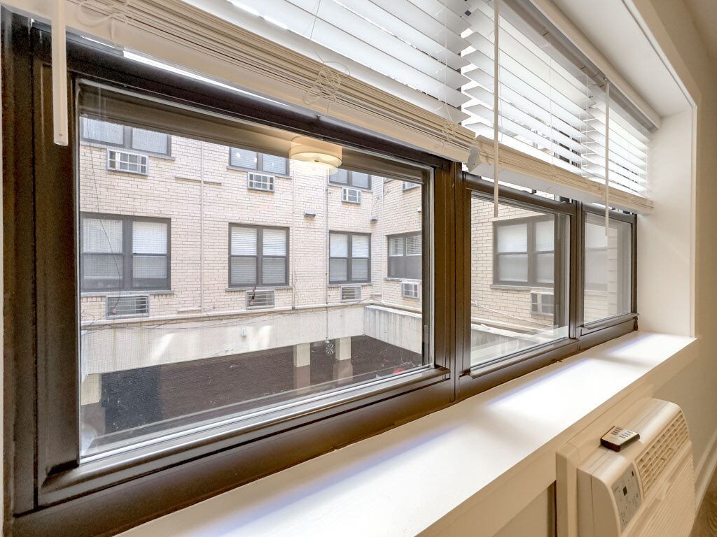 Building Photo - 536 W Barry Ave