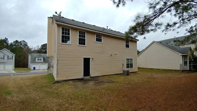 Building Photo - Great In-Law Suite Property - Master on Up...