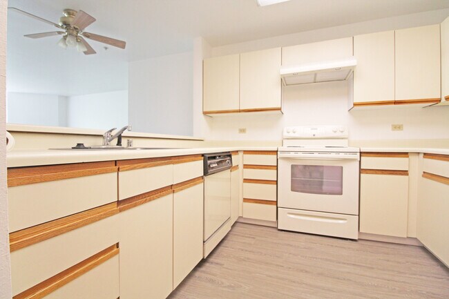 Building Photo - Spacious Adam's Point Condo Available NOW!