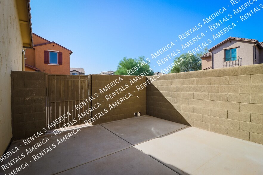 Building Photo - 3625 E Zachary Dr