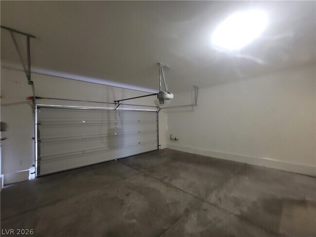 Building Photo - 2409 W Gilmore Ave