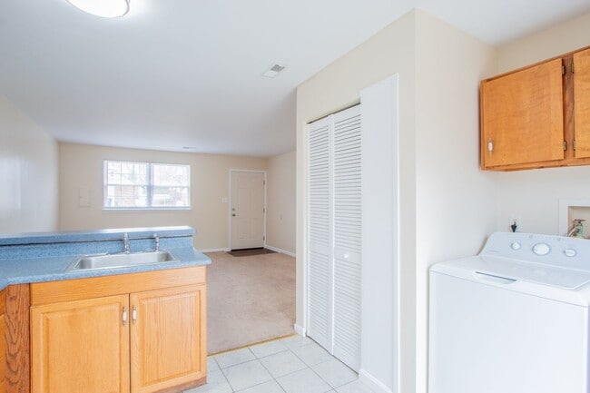 Building Photo - Great - 2 BEDROOM - Bright Open Floor Plan !!