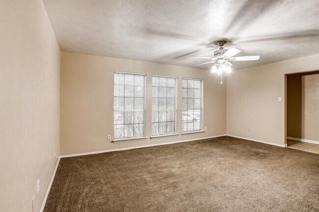 Building Photo - 1201 Oakbluff Dr