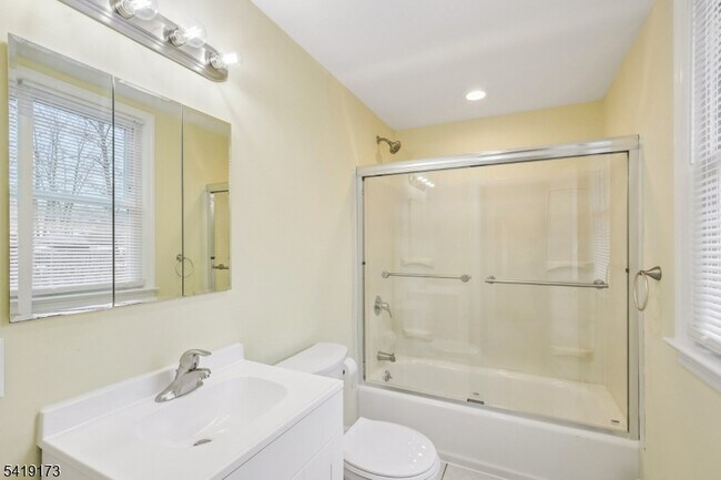 Building Photo - 13 William St