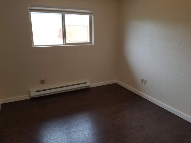 Building Photo - Newly Remodeled 1 Bedroom Apartment / Ground Floor Unit