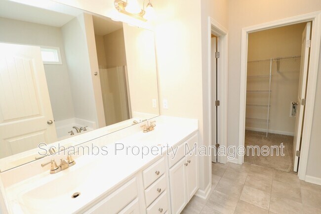 Building Photo - 84 Fairview St