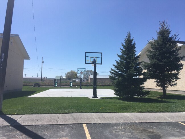 Building Photo - Newly remodeled 2 bedroom, 1.5 bathroom townhome in Blackfoot with Fiber Internet- Available now!