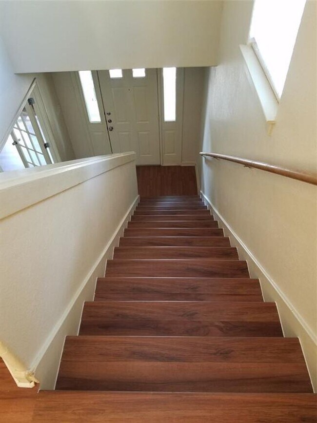 Building Photo - 4 bedroom 3 bath in the heart of North Campus