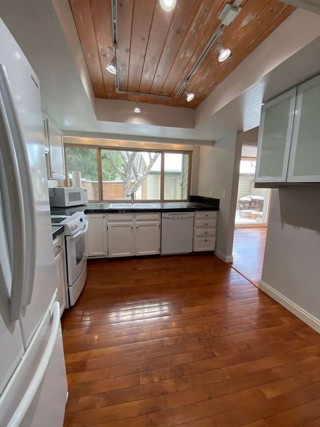 Building Photo - 4 Bed 3.5 Bath Wonderland Hill Townhouse. ...