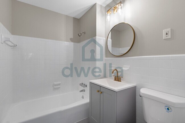 Building Photo - "Charming 5-Bedroom Oasis with 2 Full Bath...