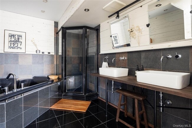 Building Photo - 15 Lake View Ct