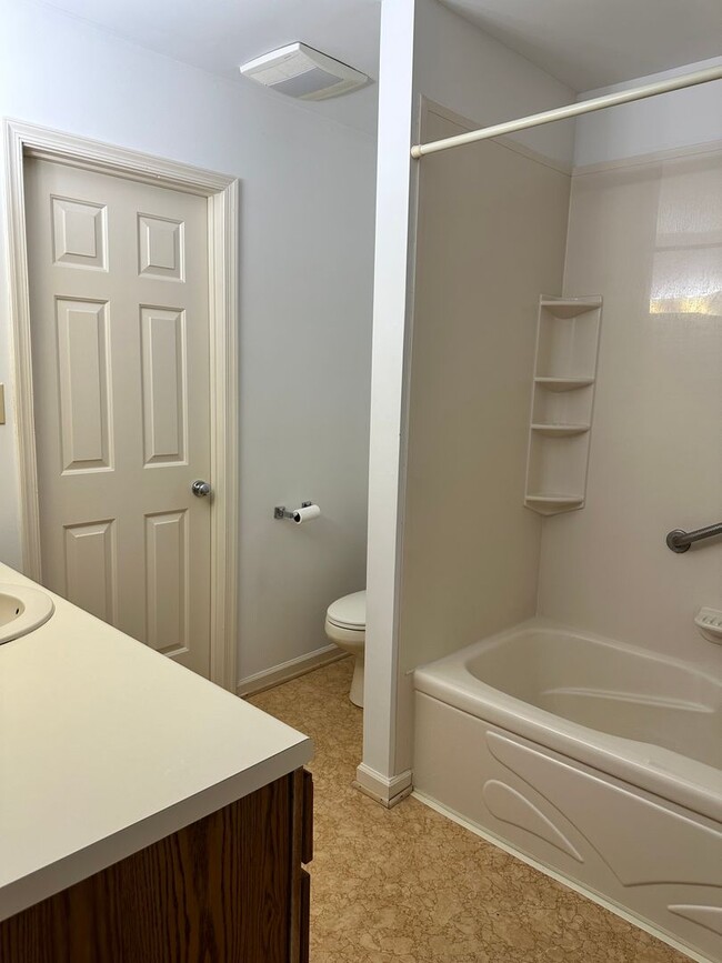 Building Photo - Townhouse in Chisel Run! Available Now