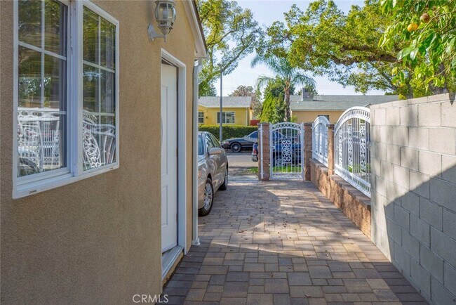 Building Photo - 7822 Hazeltine Ave