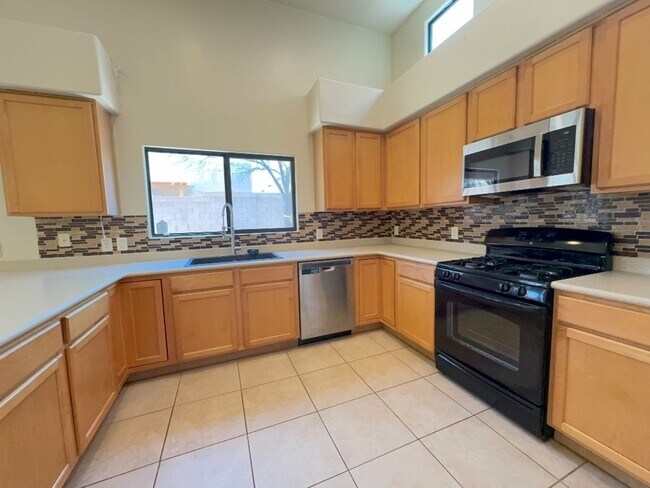 Building Photo - Available Now-3 bdrm/2 bath large open con...