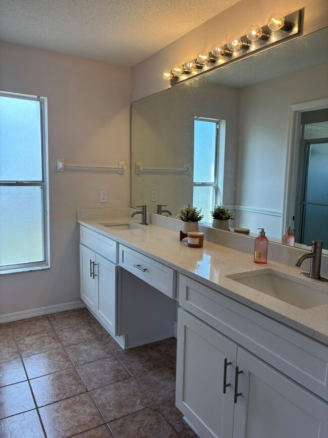 Building Photo - Beautiful Home in the Heart of Clermont – Prime Location!