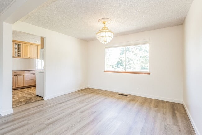 Building Photo - East Hill Rambler