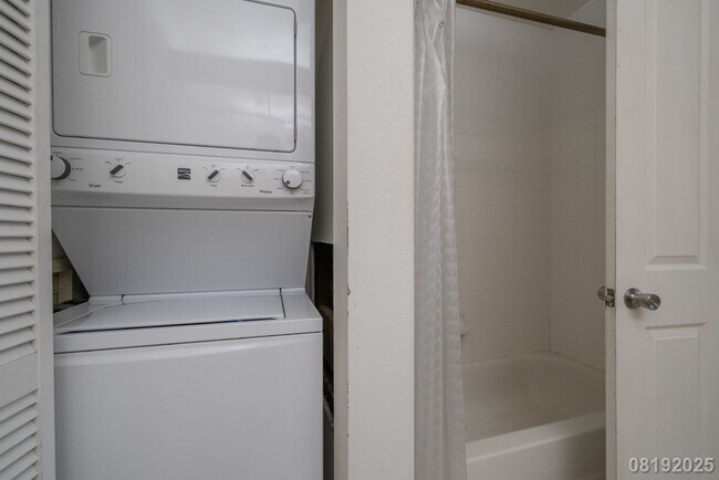 Building Photo - 95-968 Wikao St #H101