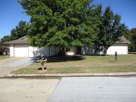 Building Photo - 2316 W Ithica St
