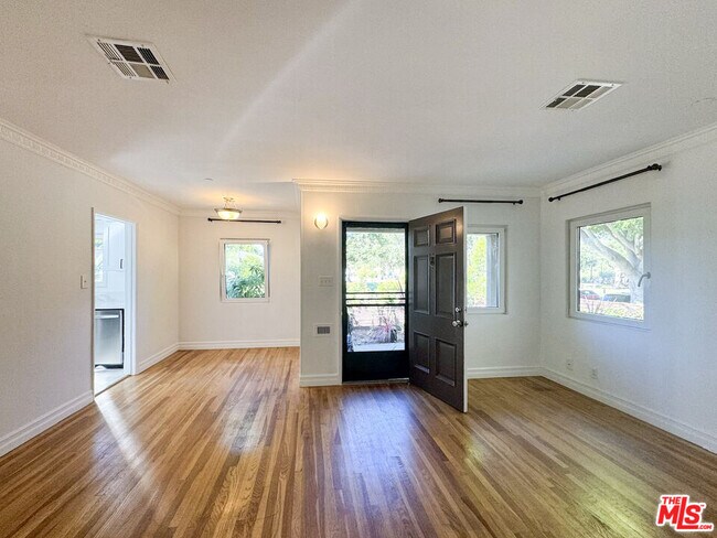 Building Photo - 1116 Chelsea Ave