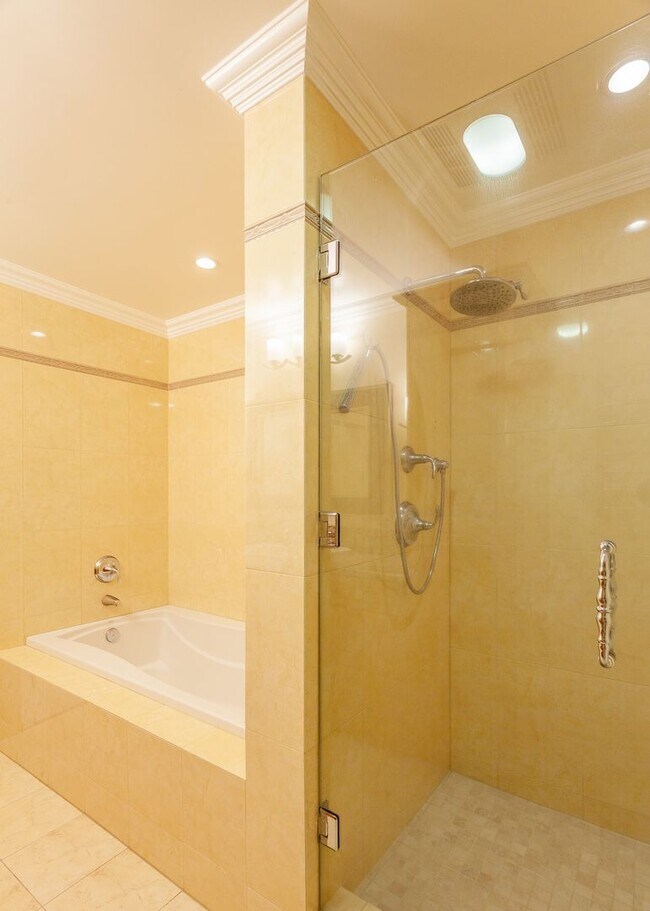 Building Photo - Stunning 2 Bed | 2 Bath Luxury Condo with ...