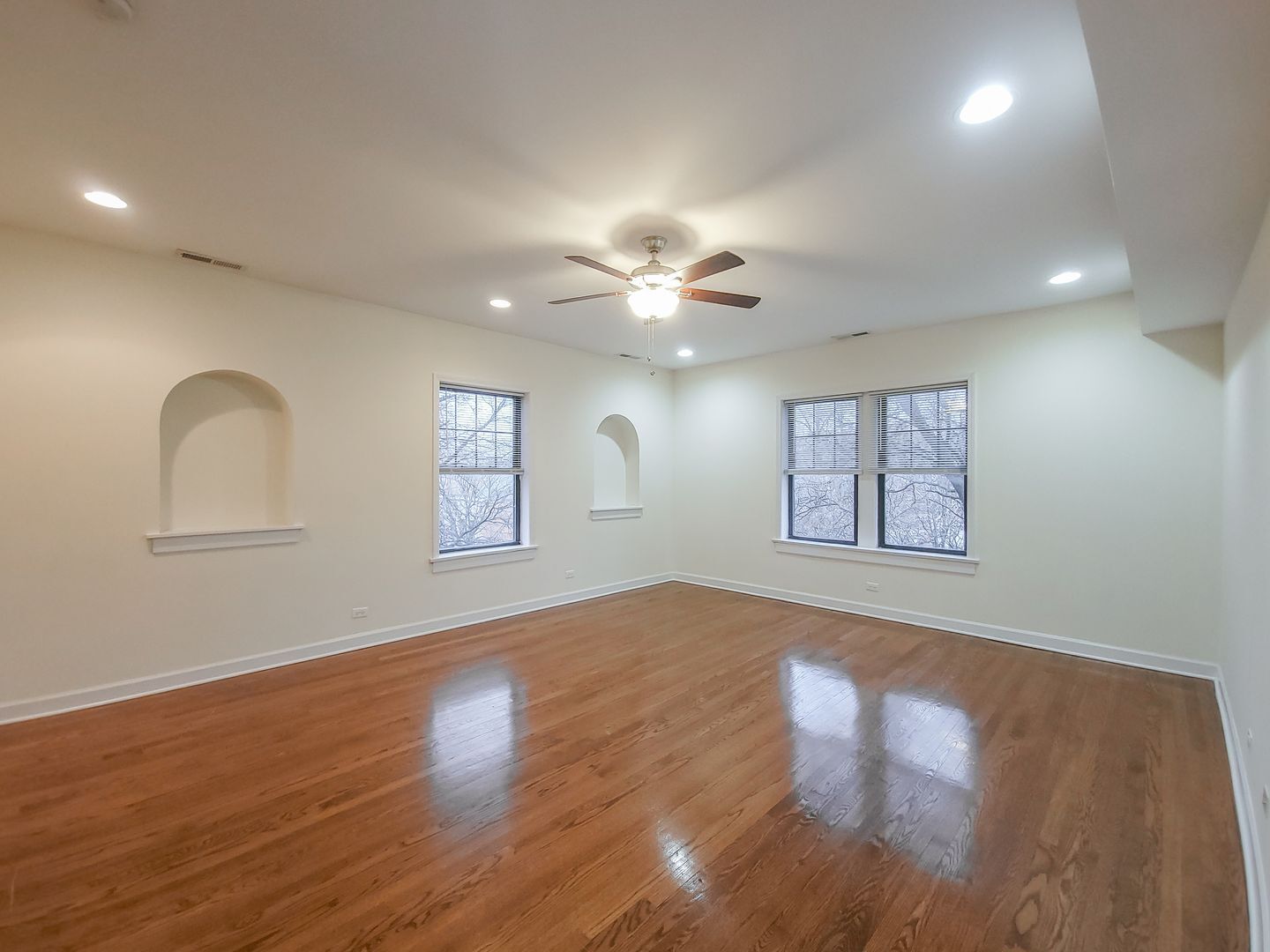 Building Photo - 1829 W Leland Ave