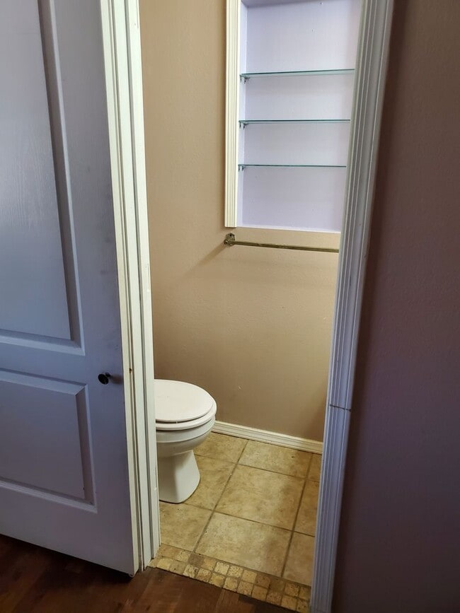 Building Photo - 3 Bedroom, 2 Bath with large fenced in bac...