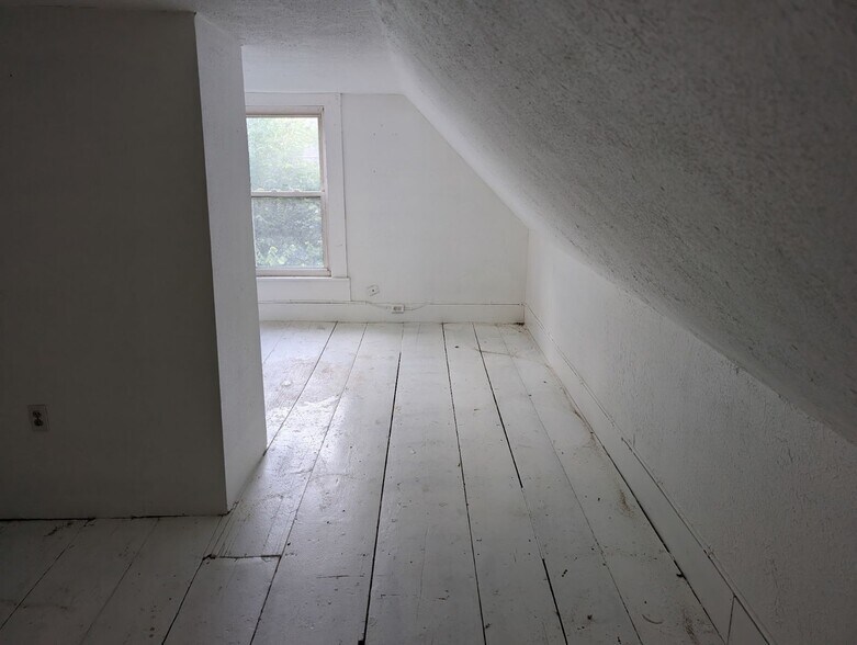 Attic room 2 - 353 N State St