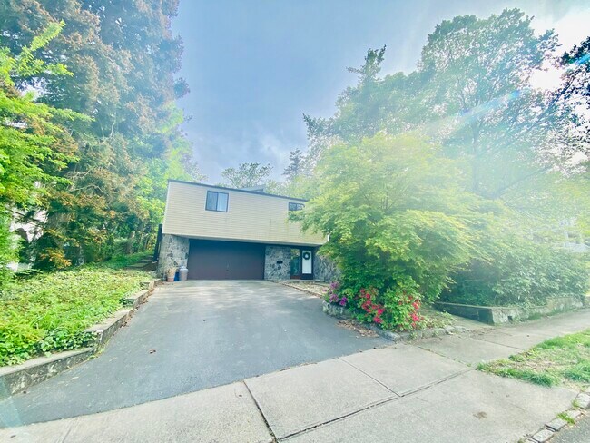 Building Photo - 14 Windsor Rd