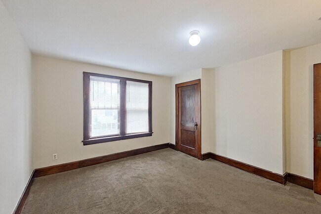 Building Photo - 461-463 Reinhard Ave