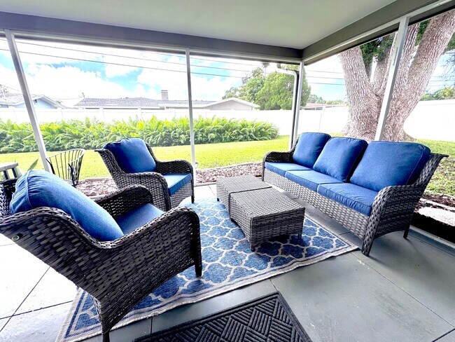 Building Photo - 13926 Sunset Dr