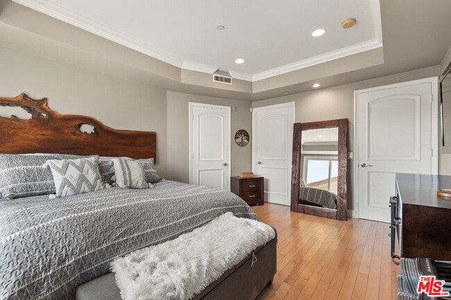 Building Photo - 1540 S Bentley Ave