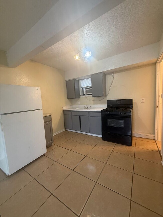 Building Photo - 1601 E Central Texas Expy
