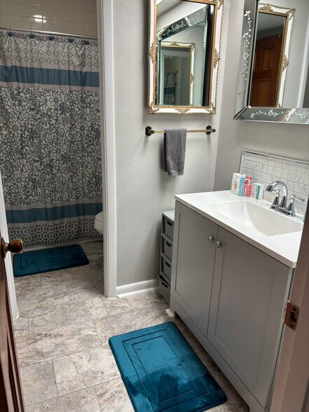 Master bath - 11717 Douglas Ln