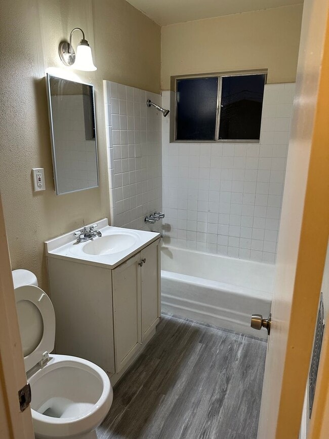 Building Photo - BARSTOW 3 bedroom 2 bath- 2 car garage HOME