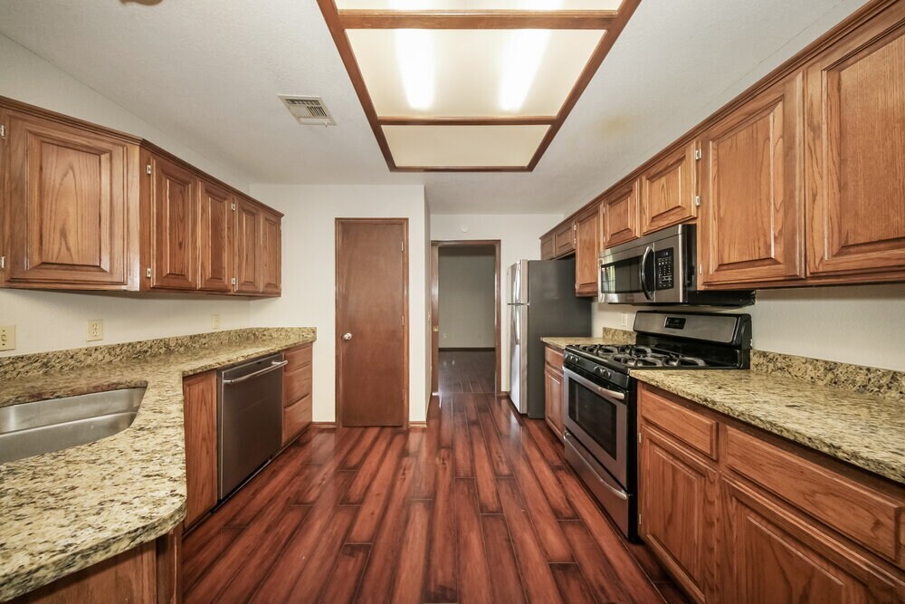 Building Photo - 329 Ridge Bluff Dr