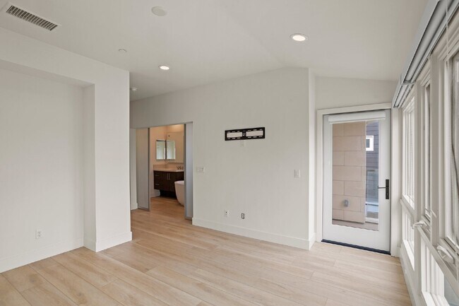 Building Photo - Contemporary luxury in a prime beachside l...