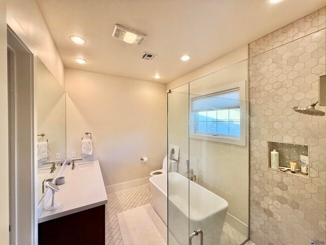 Building Photo - 1330 W Ridgeview Dr