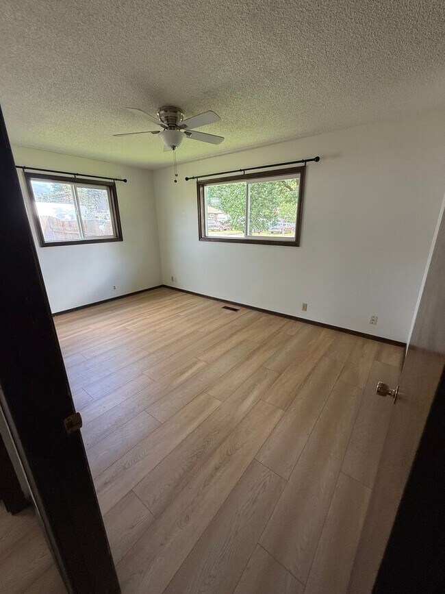 Building Photo - Cute 2 bedroom w/big garage!