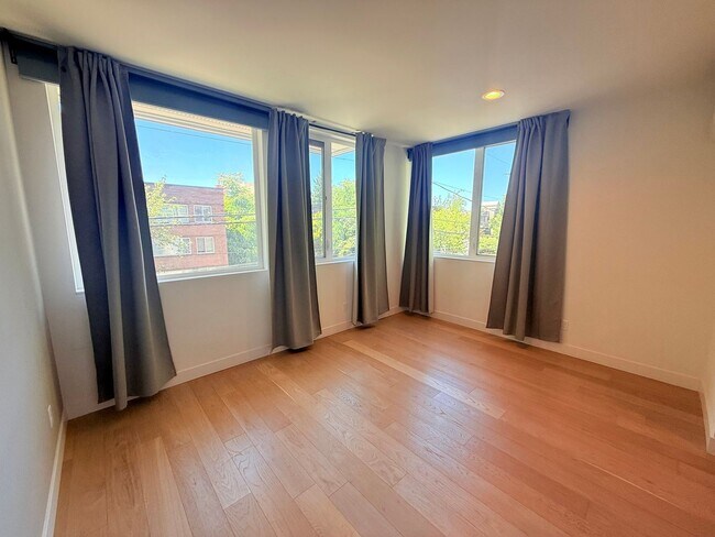 Building Photo - North Capitol Hill Townhome