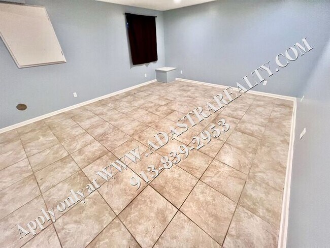Building Photo - Spacious 3 Bed, 2 Bath, 2 Half Bath Townhome in Lee's Summit-Available NOW!!