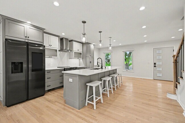 Building Photo - 1120 Summit Hills Ln