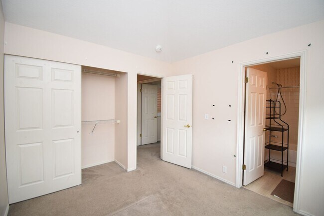 Building Photo - 2122 Rainbow Point Dr