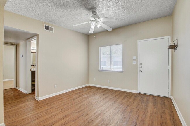 Building Photo - 2408 Longview St