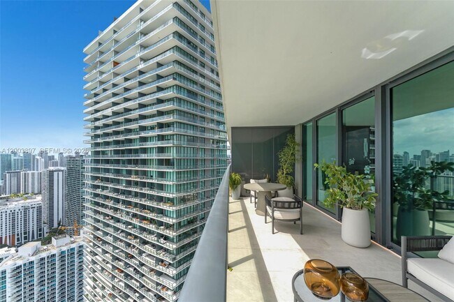 Building Photo - 650 NE 32nd St