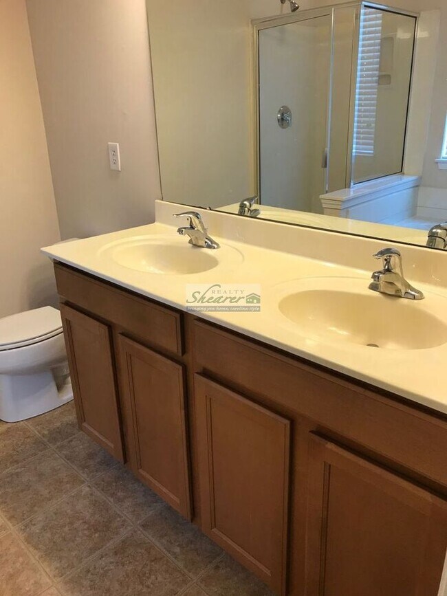 Building Photo - Canterfield in Harrisburg - Great 4 Bed, 2...