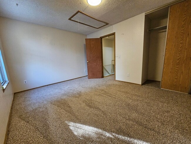 Building Photo - Spacious 2 Bed Townhome w/ Fenced Yard & N...