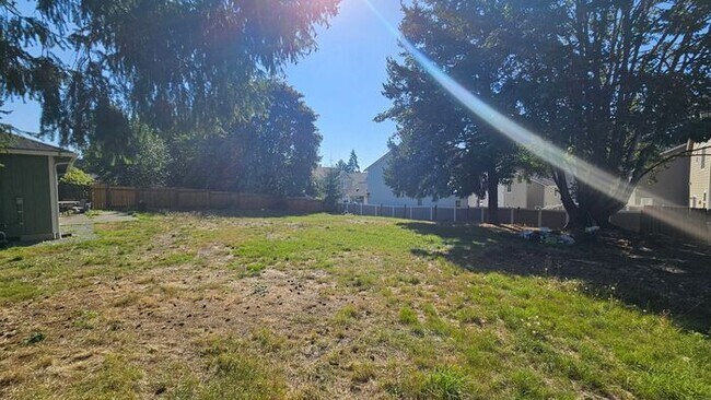 Building Photo - Spacious Duplex with large fenced yard