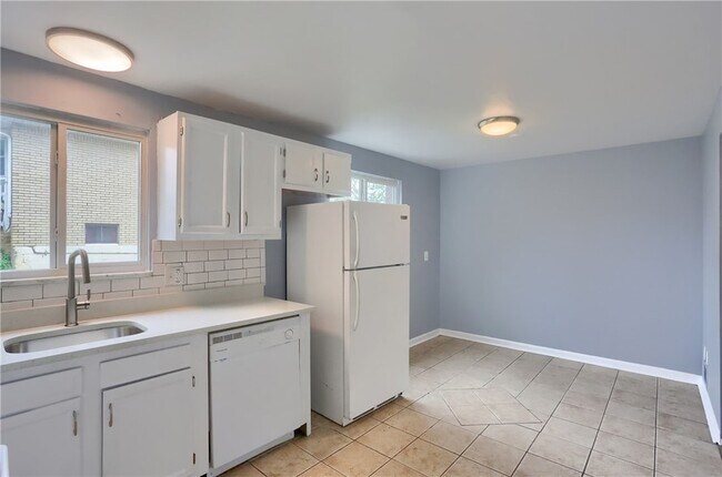 Building Photo - 440 Brierly Ln